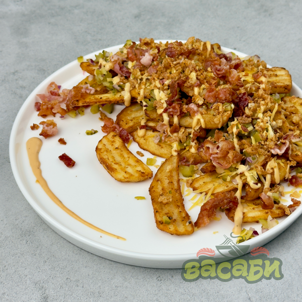 Запеченный картофель под пикантным соусом с беконом